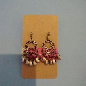 Beautiful gold toned earrings